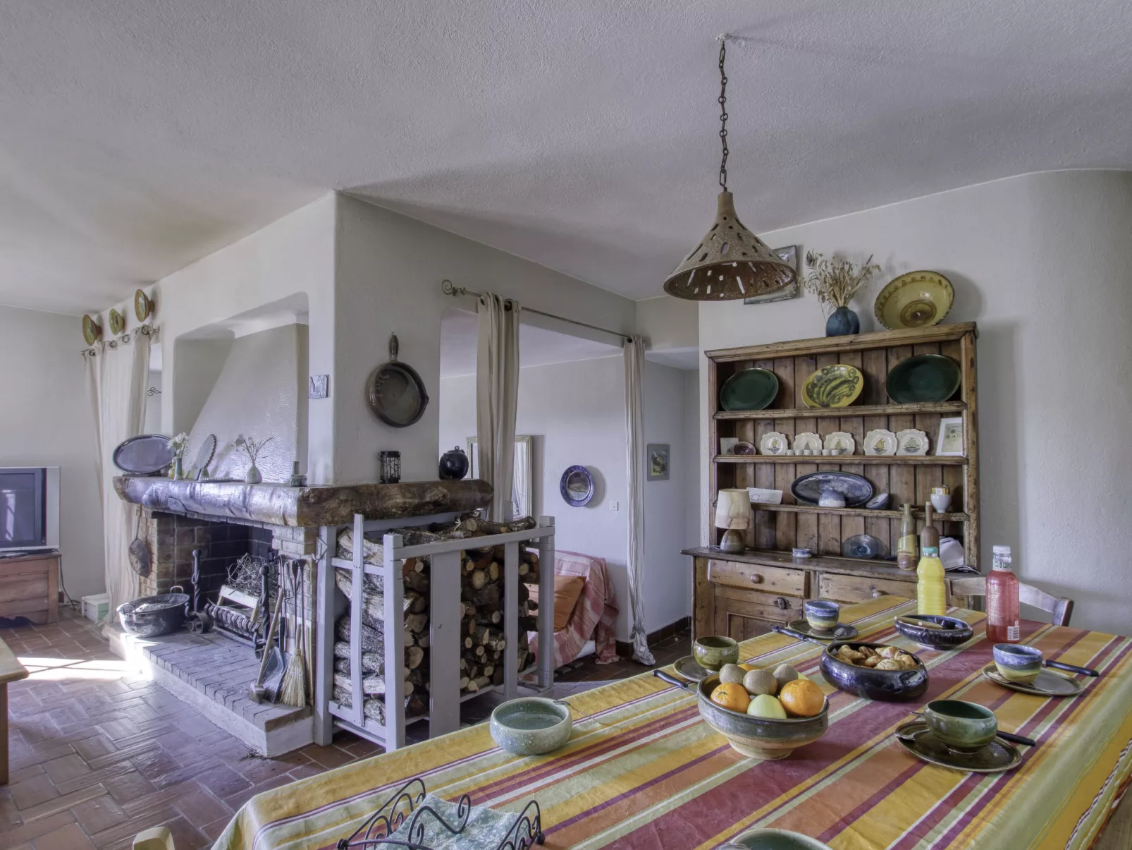 Le Mas de la Poterie-Inside