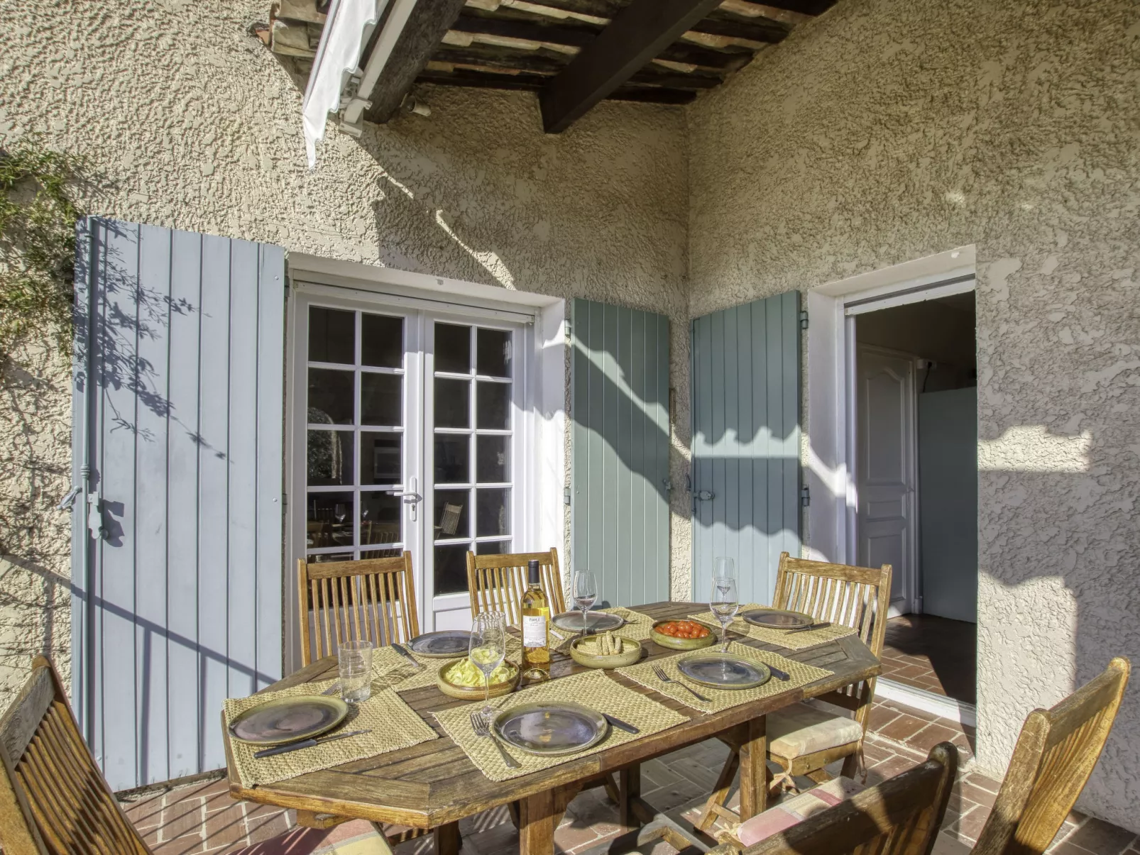 Le Mas de la Poterie-Outside