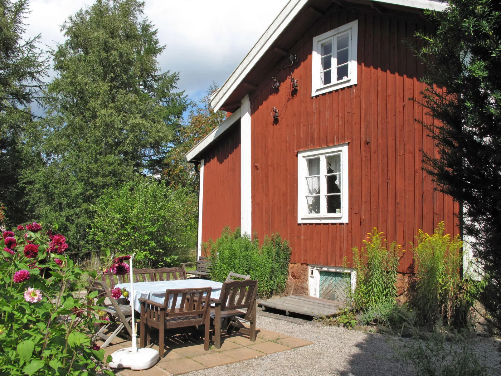 Mjuamåla-Outside