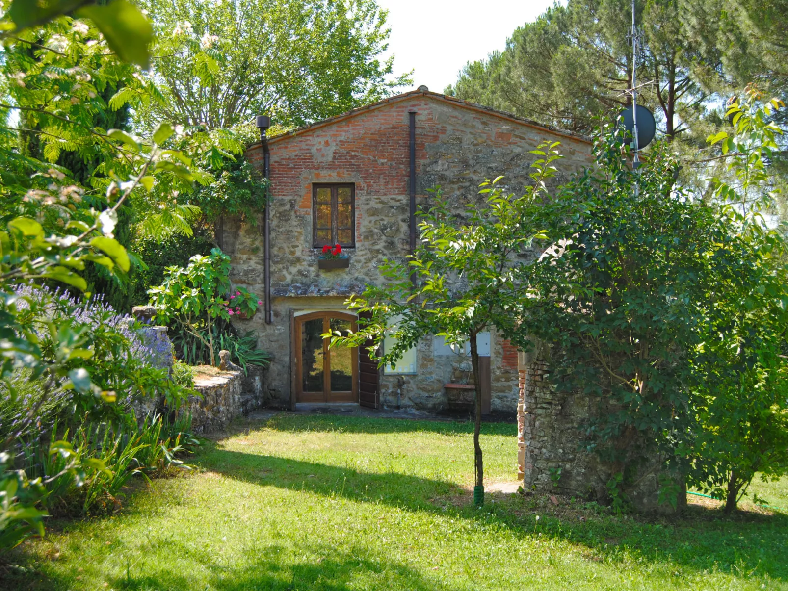 Il Lamone-Outside