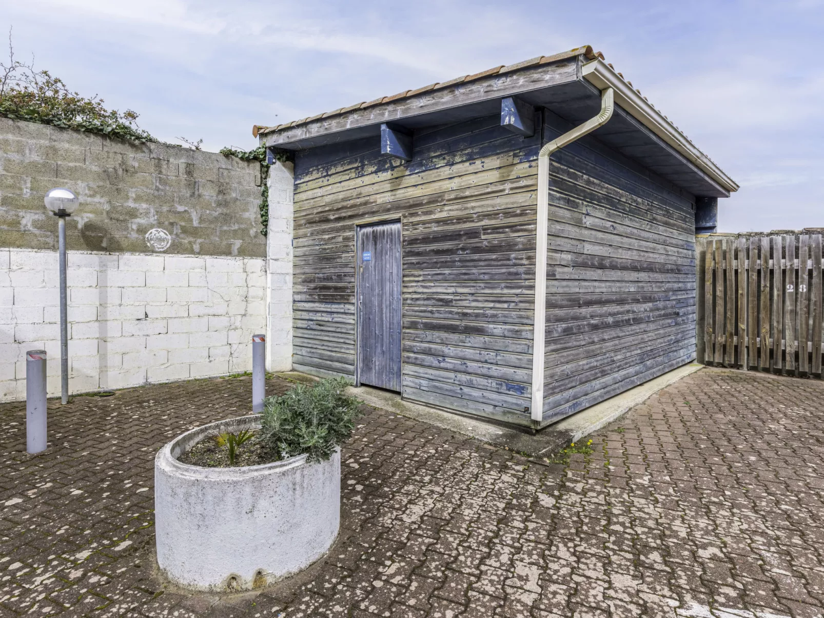 Les Hélianthes-Outside