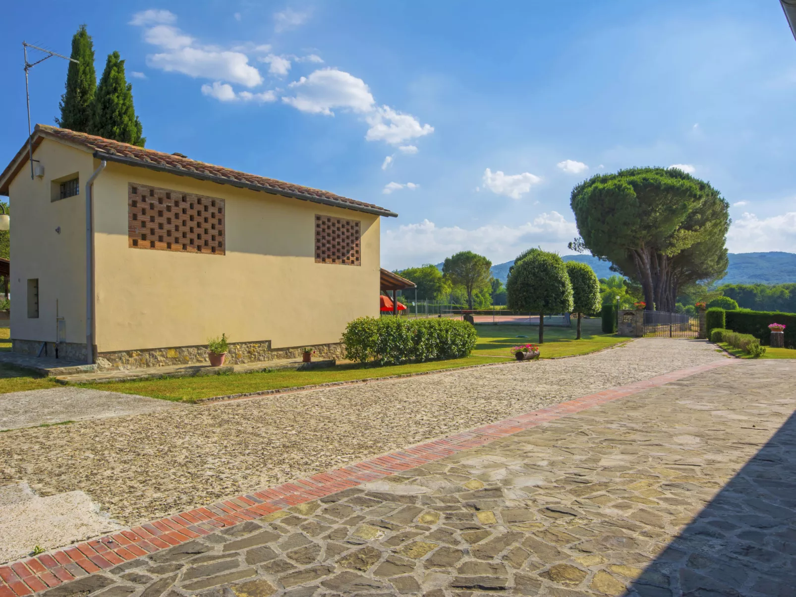 Tegola-Outside