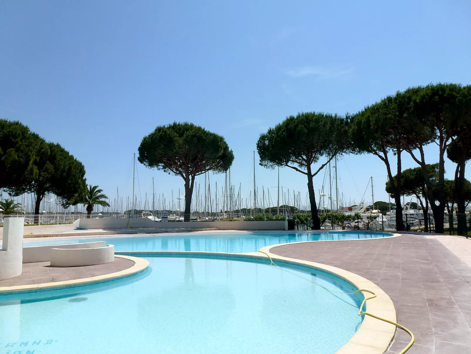 Le Grand Galion-Outside