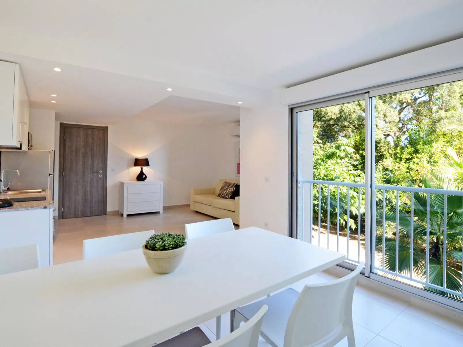 MB4 Loggia-Inside