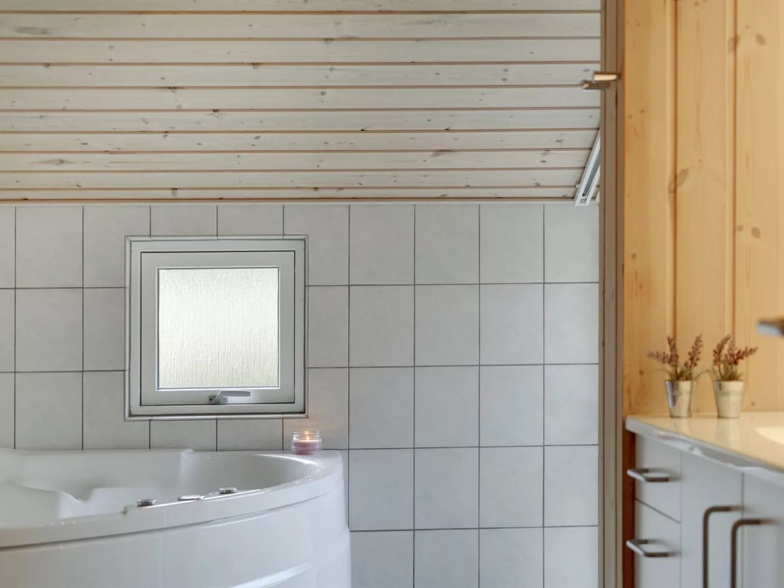 "Thorketil" - 1.1km from the sea-Inside