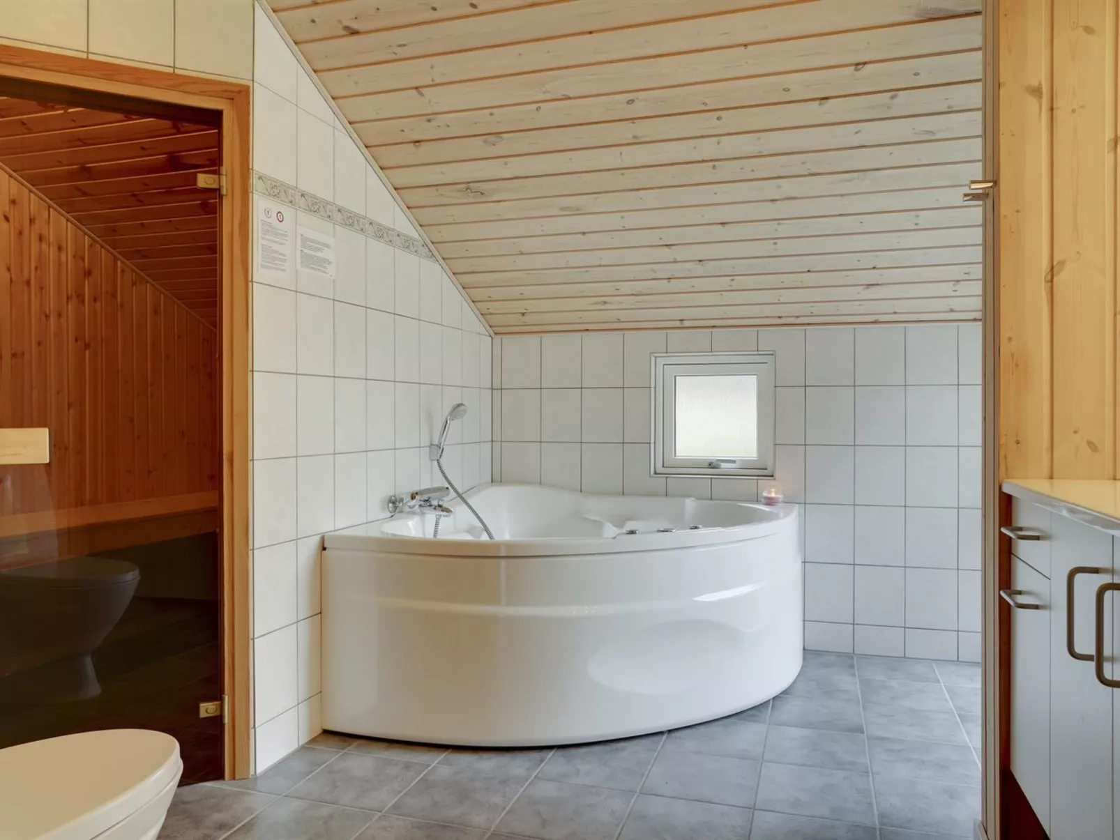 "Thorketil" - 1.1km from the sea-Inside