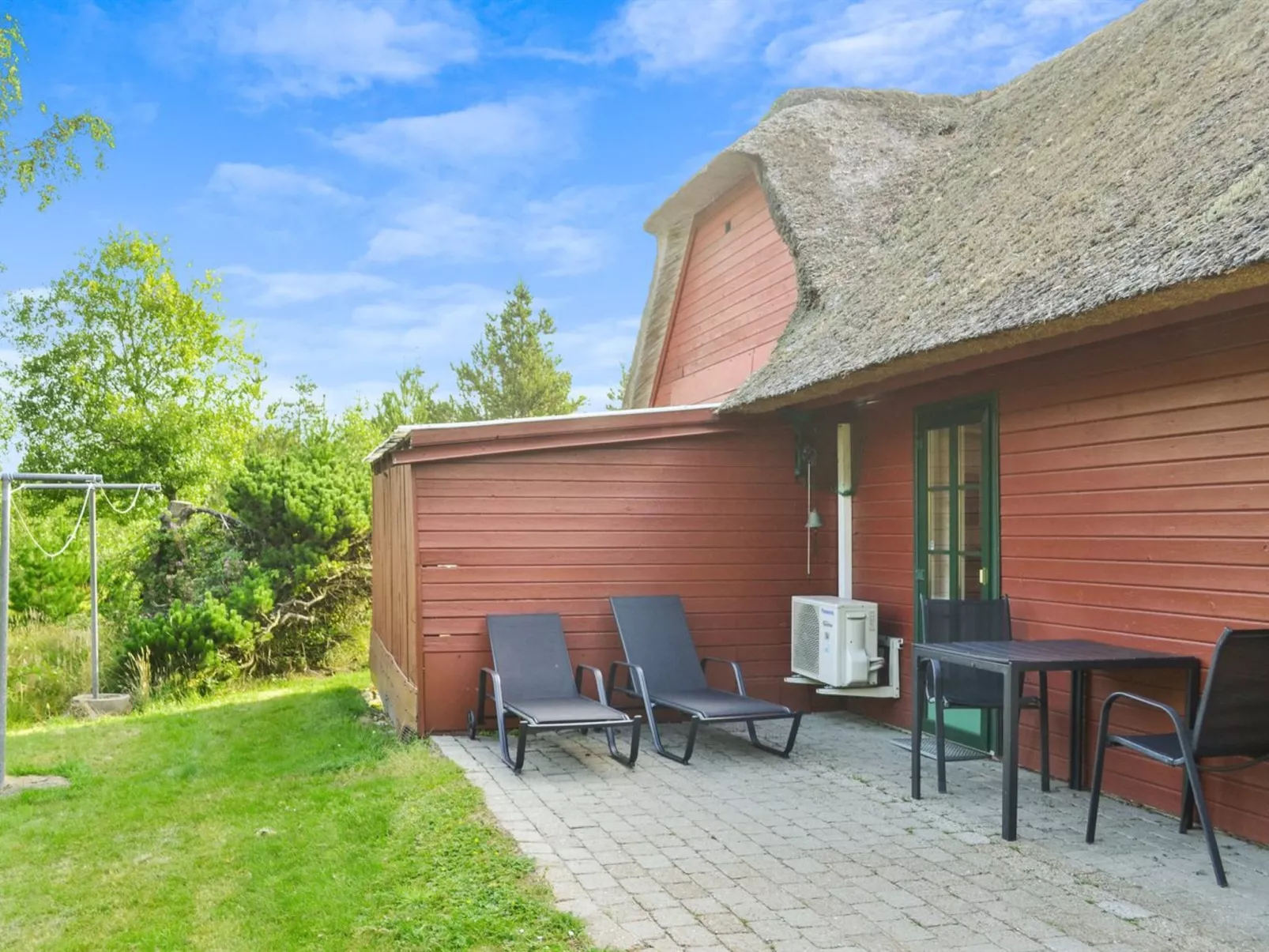 "Eilika" - 3.6km from the sea-Outside