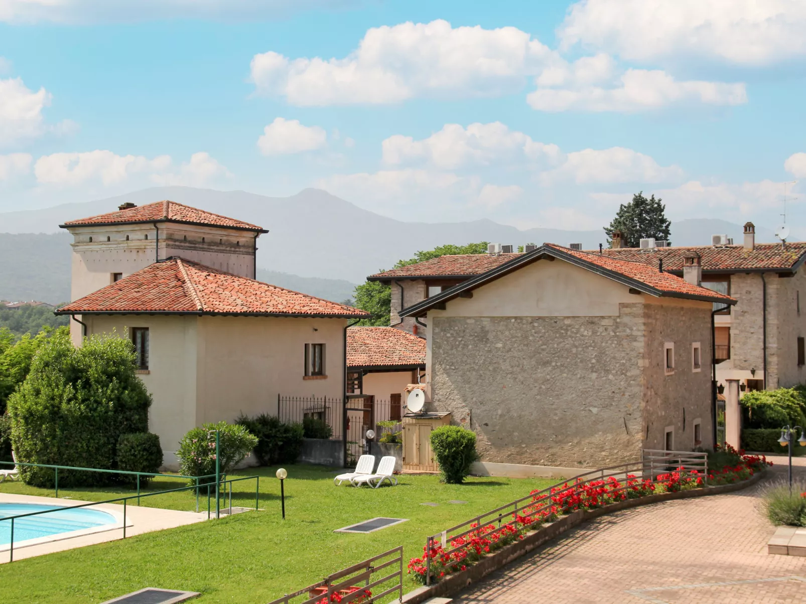 Colombaro Vecchio-Outside