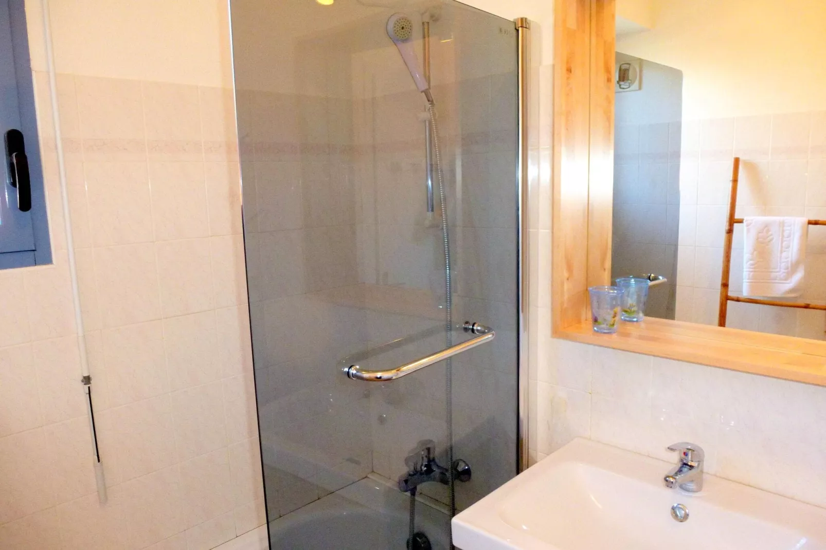 In direkter Meerlage Ebenerdige Ferienwohnung Roscoff-Bathroom