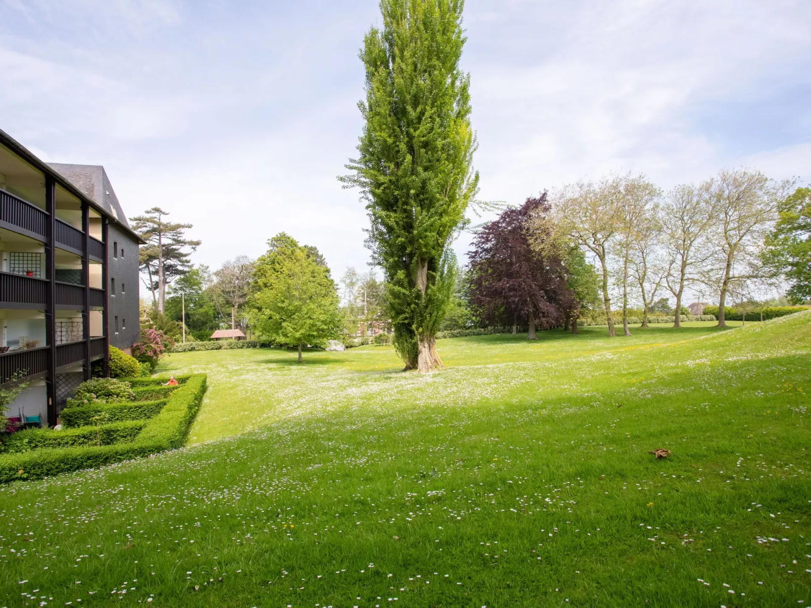 Le Parc de la Chaumière-Outside
