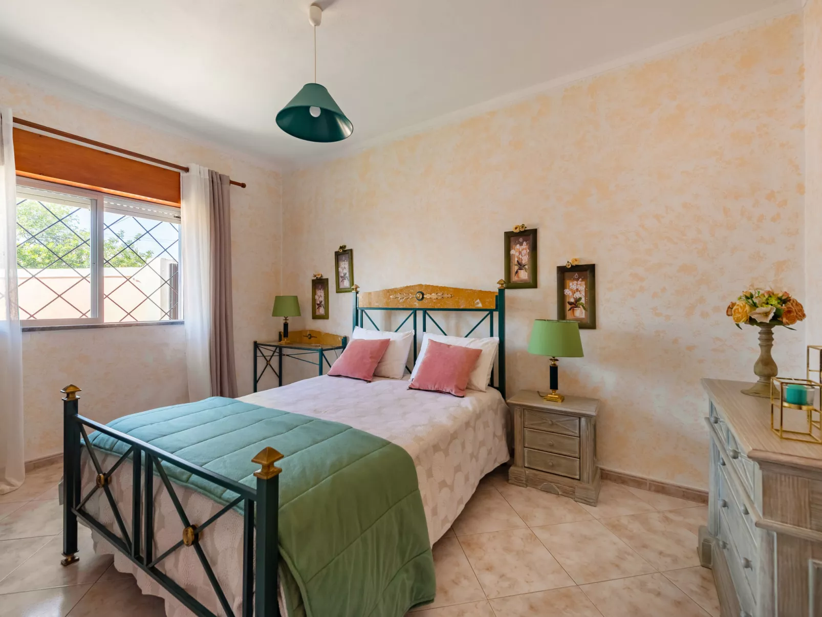 Isaurinda 1-Inside