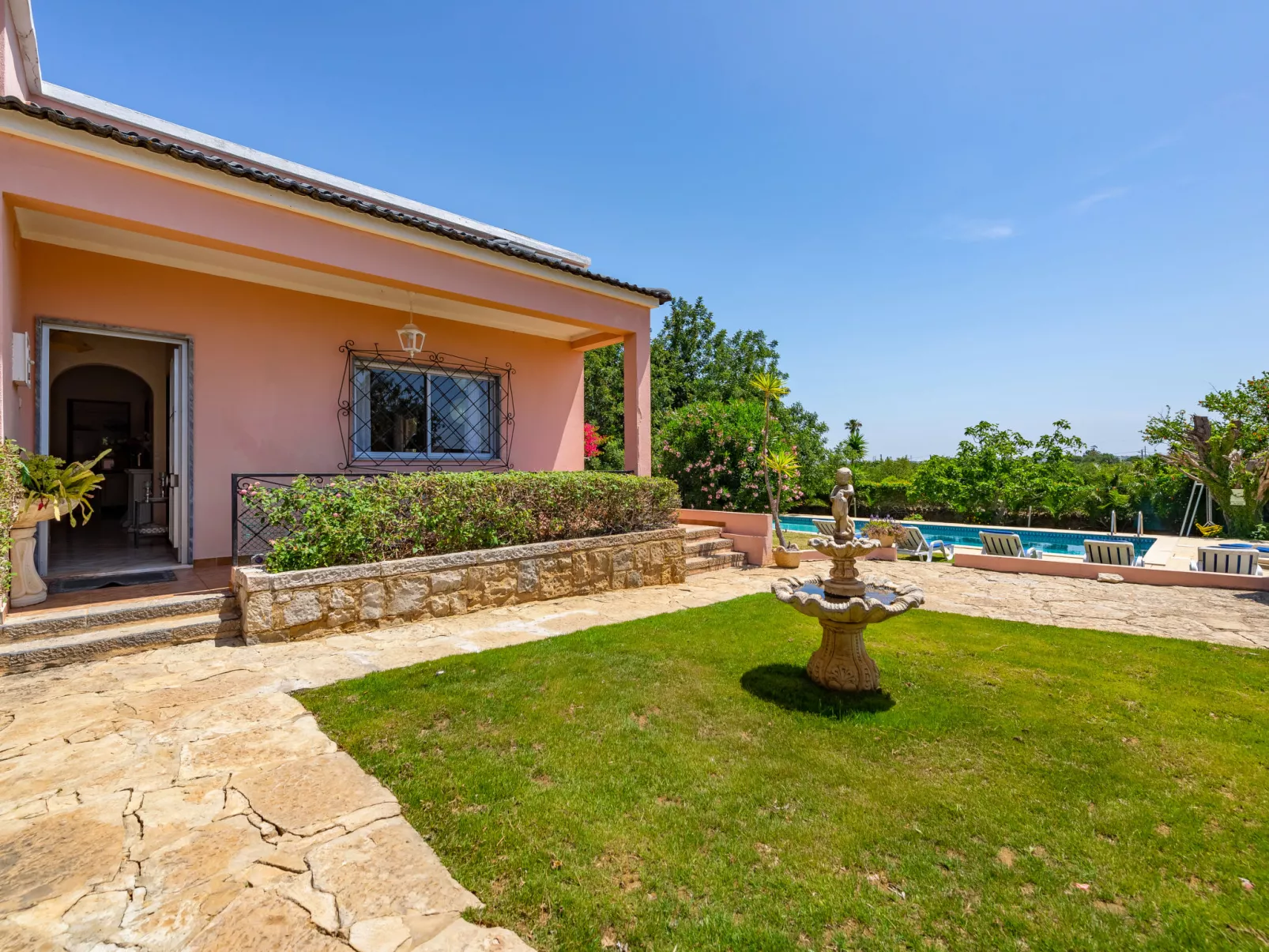 Isaurinda 1-Outside
