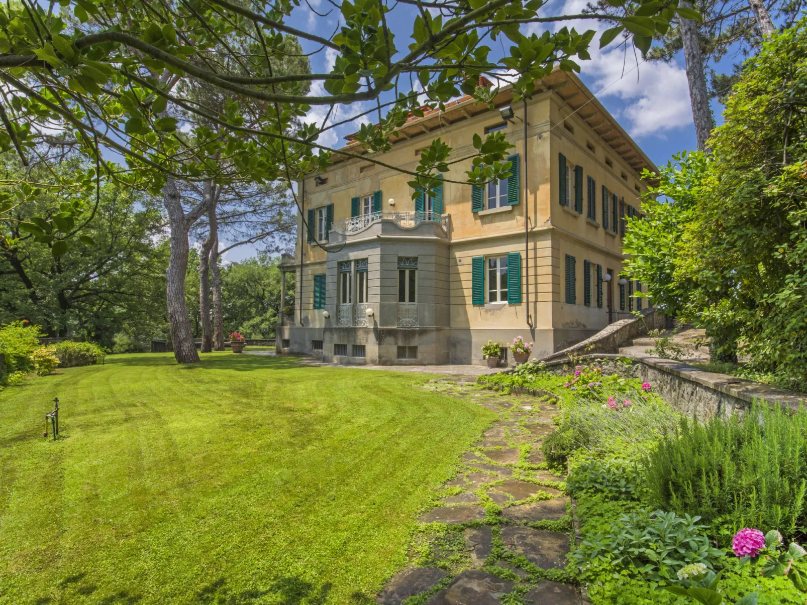 Poggio Patrignone-Outside