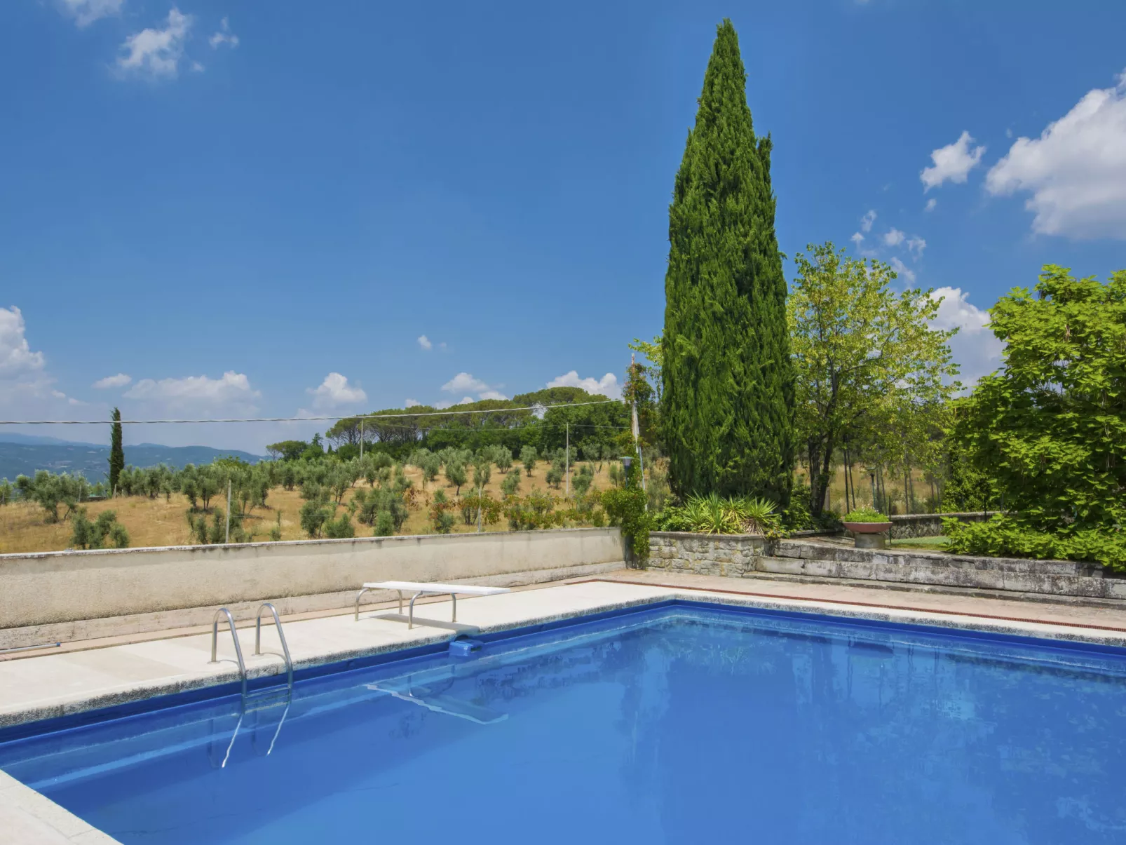Poggio Patrignone-Outside
