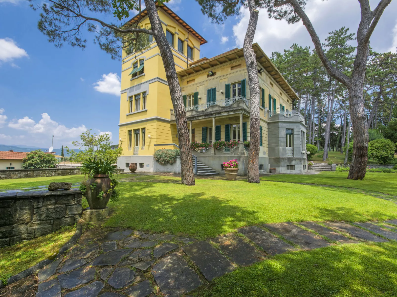 Poggio Patrignone-Outside