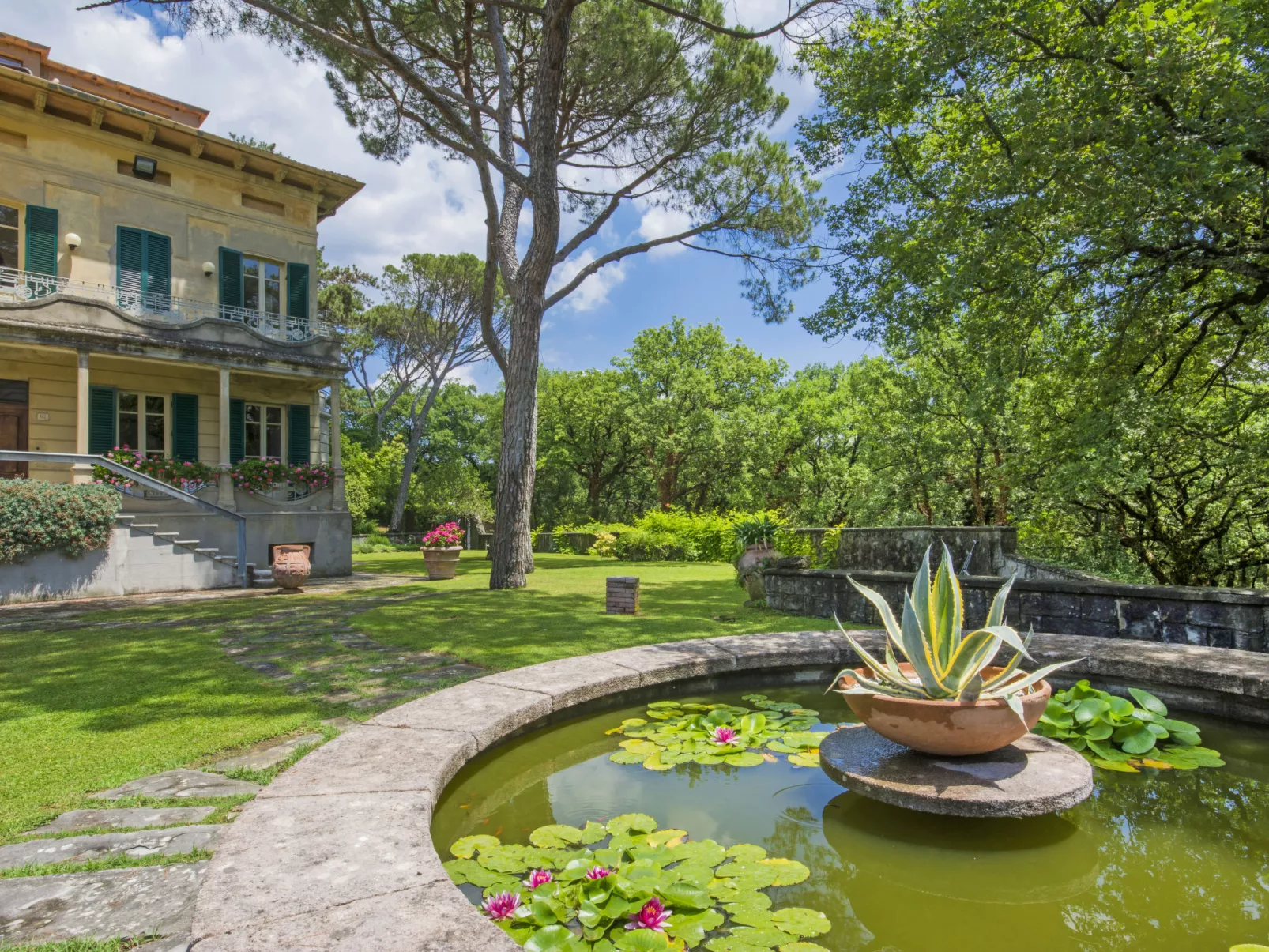 Poggio Patrignone-Outside