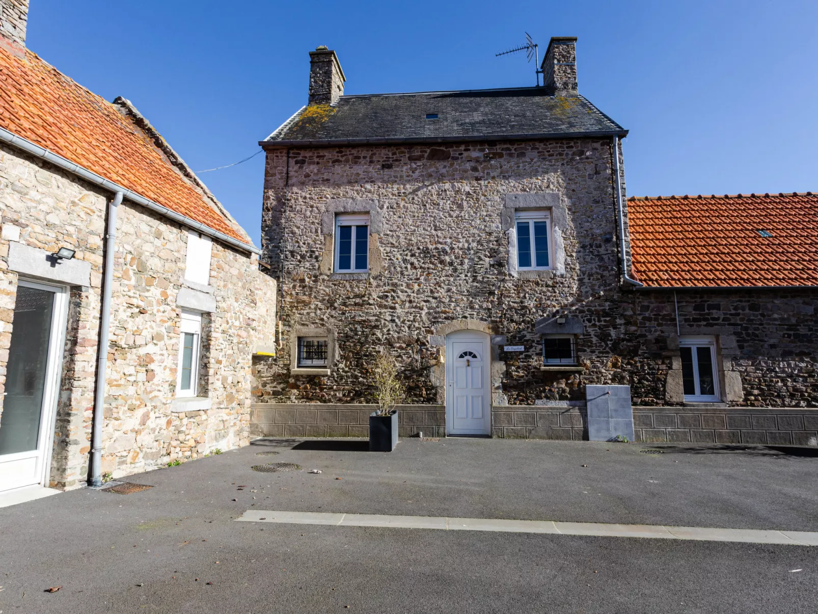 Le Coquelicot-Outside