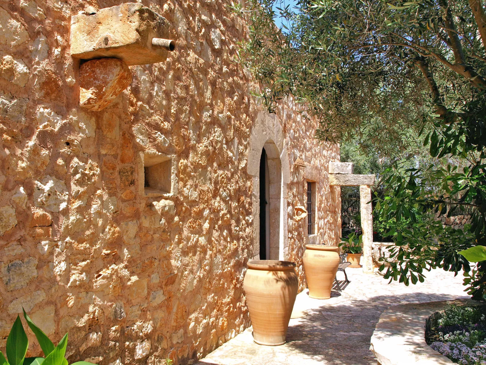Moli de Son Vidal-Outside