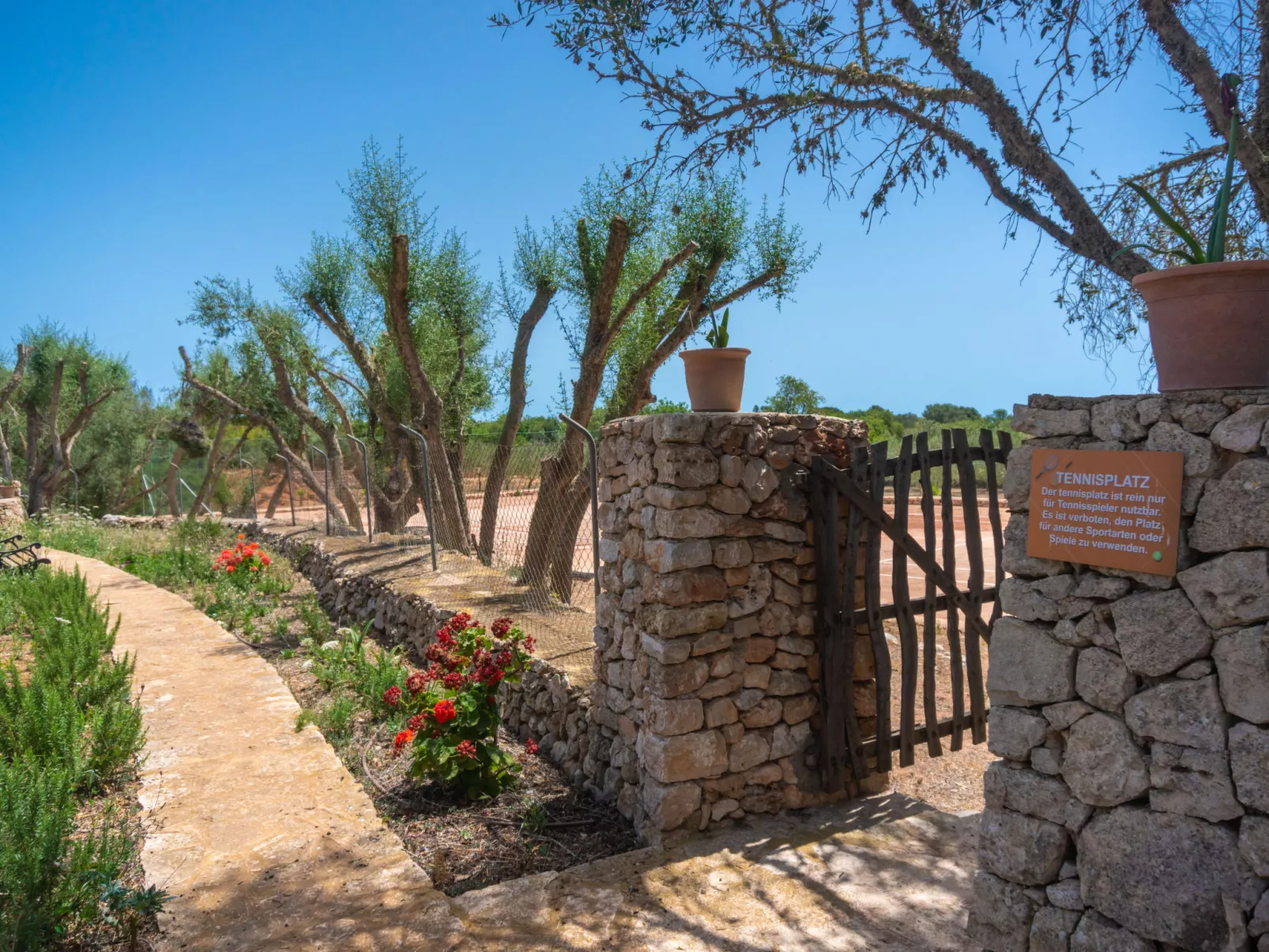 Moli de Son Vidal-Outside