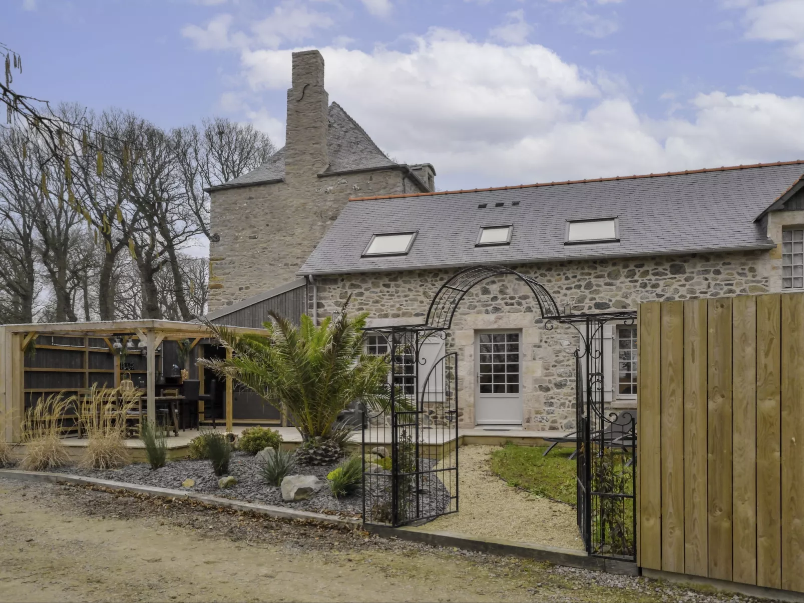 Le logis de Papeu-Outside