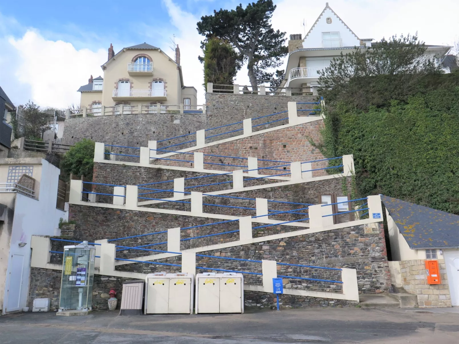 Le Surcouf-Area