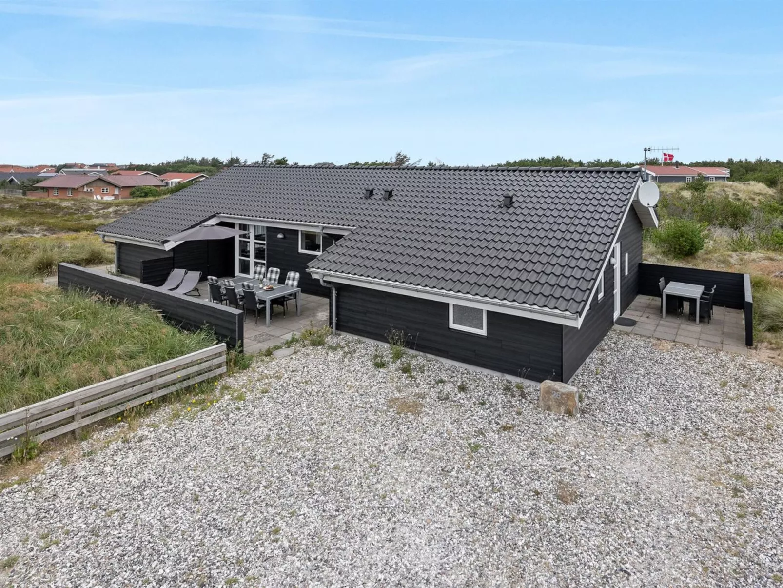 "Mavis" - 800m from the sea-Outside