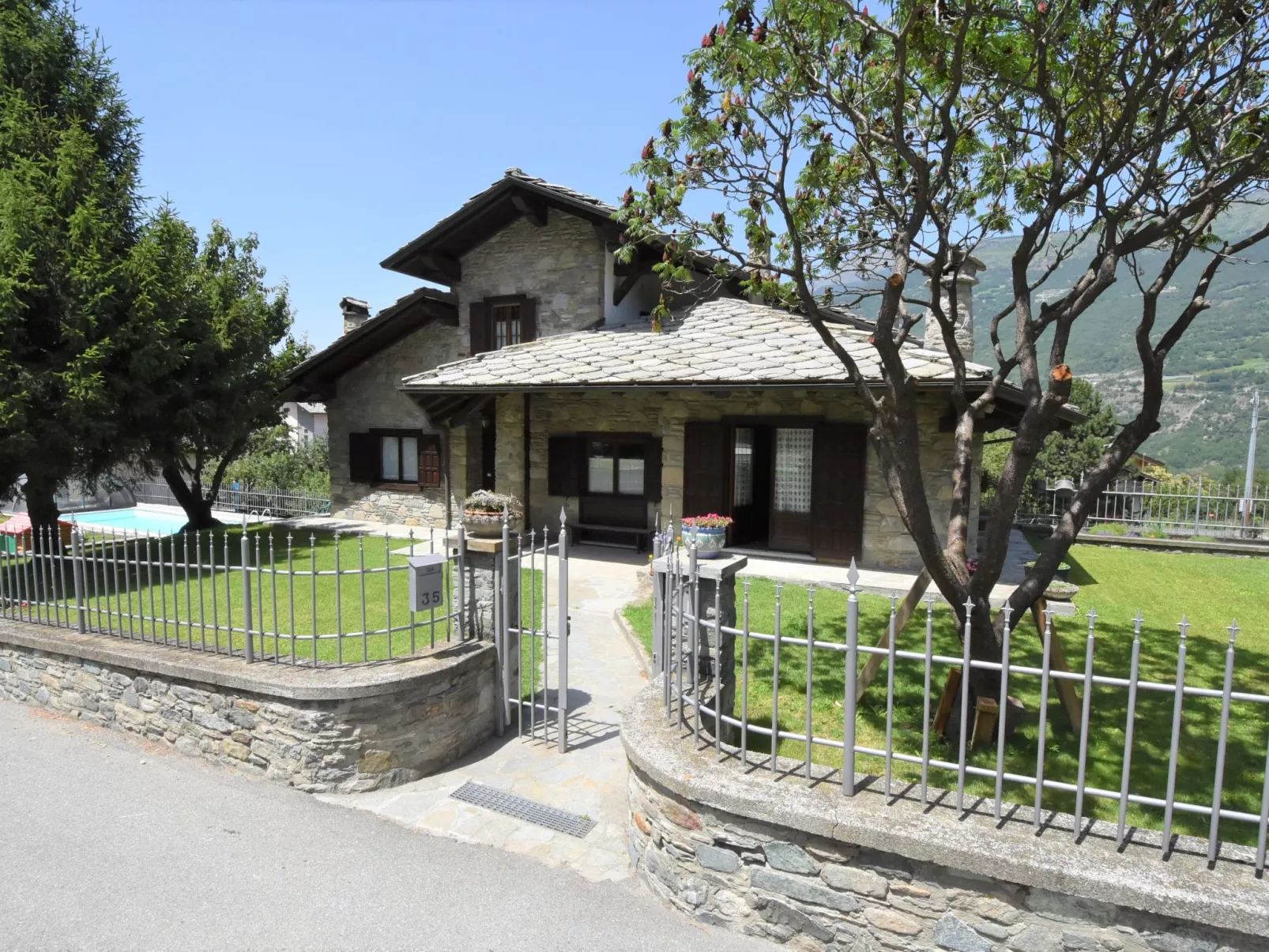 Maison Pro de Solari-Outside