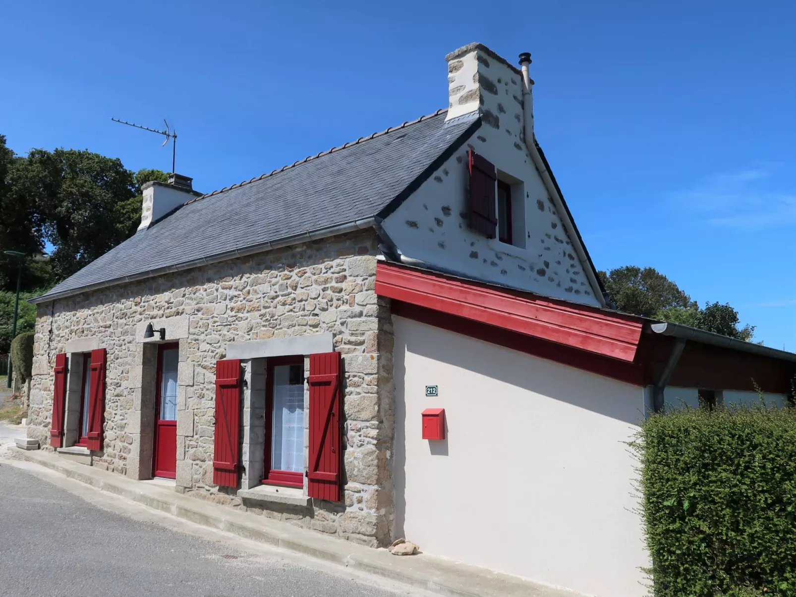 La Charmeuse-Outside