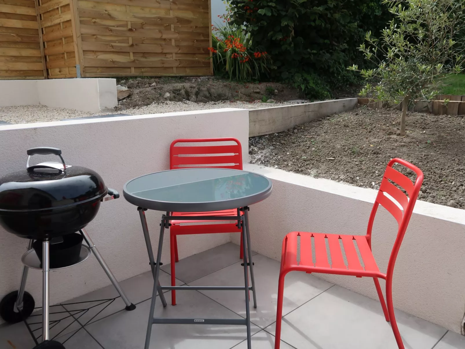 La Charmeuse-Outside