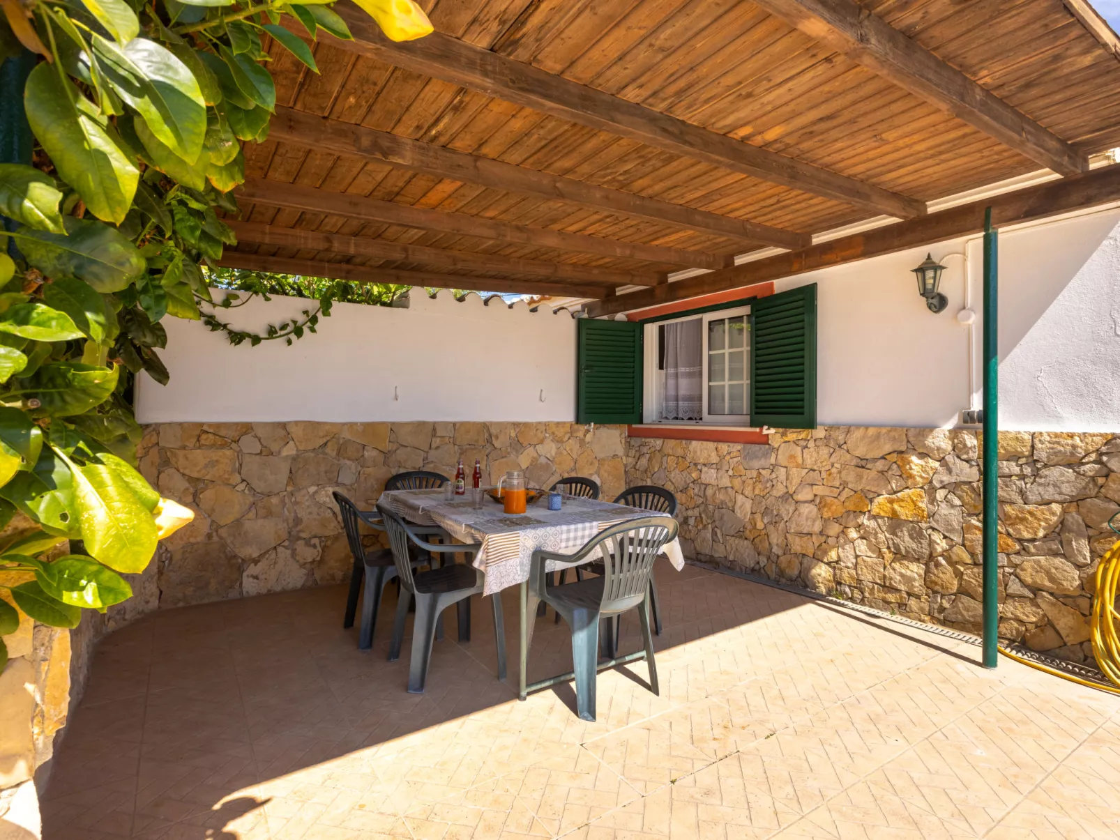 Do Castelo-Outside