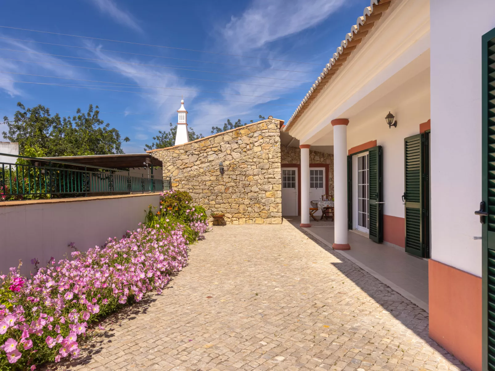 Do Castelo-Outside