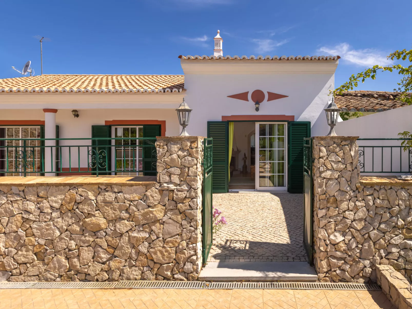 Do Castelo-Outside