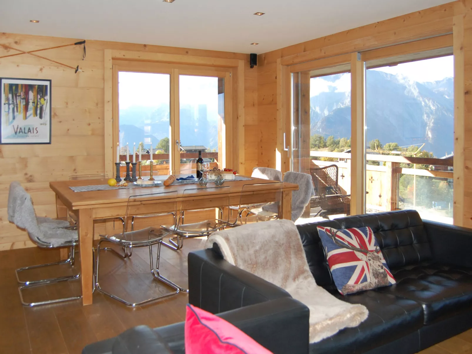 Montagnard 10-Inside