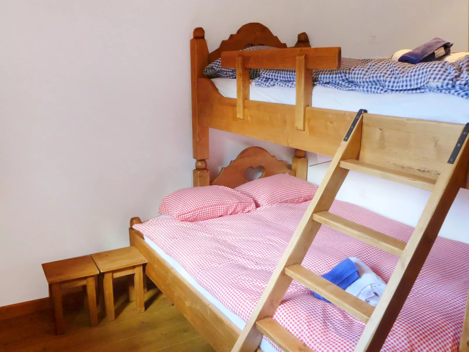 Montagnard 10-Inside