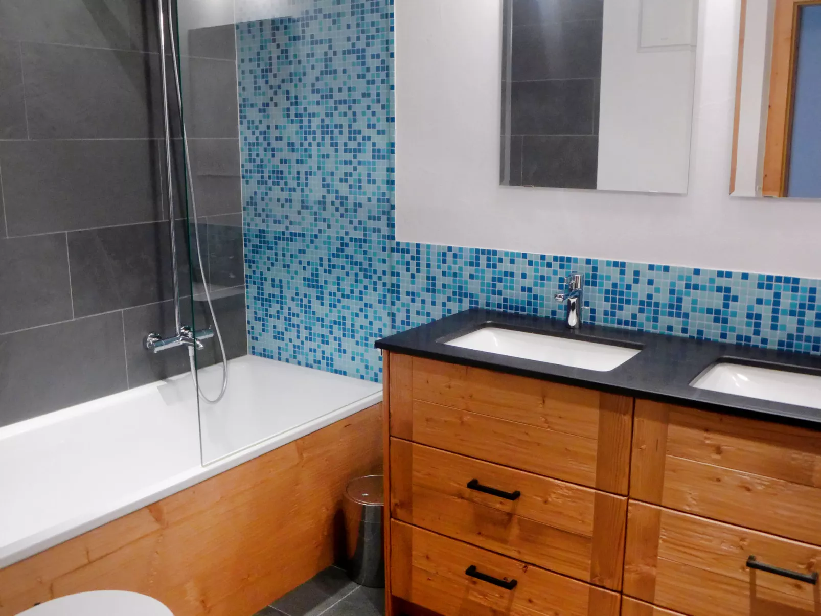 Montagnard 10-Inside