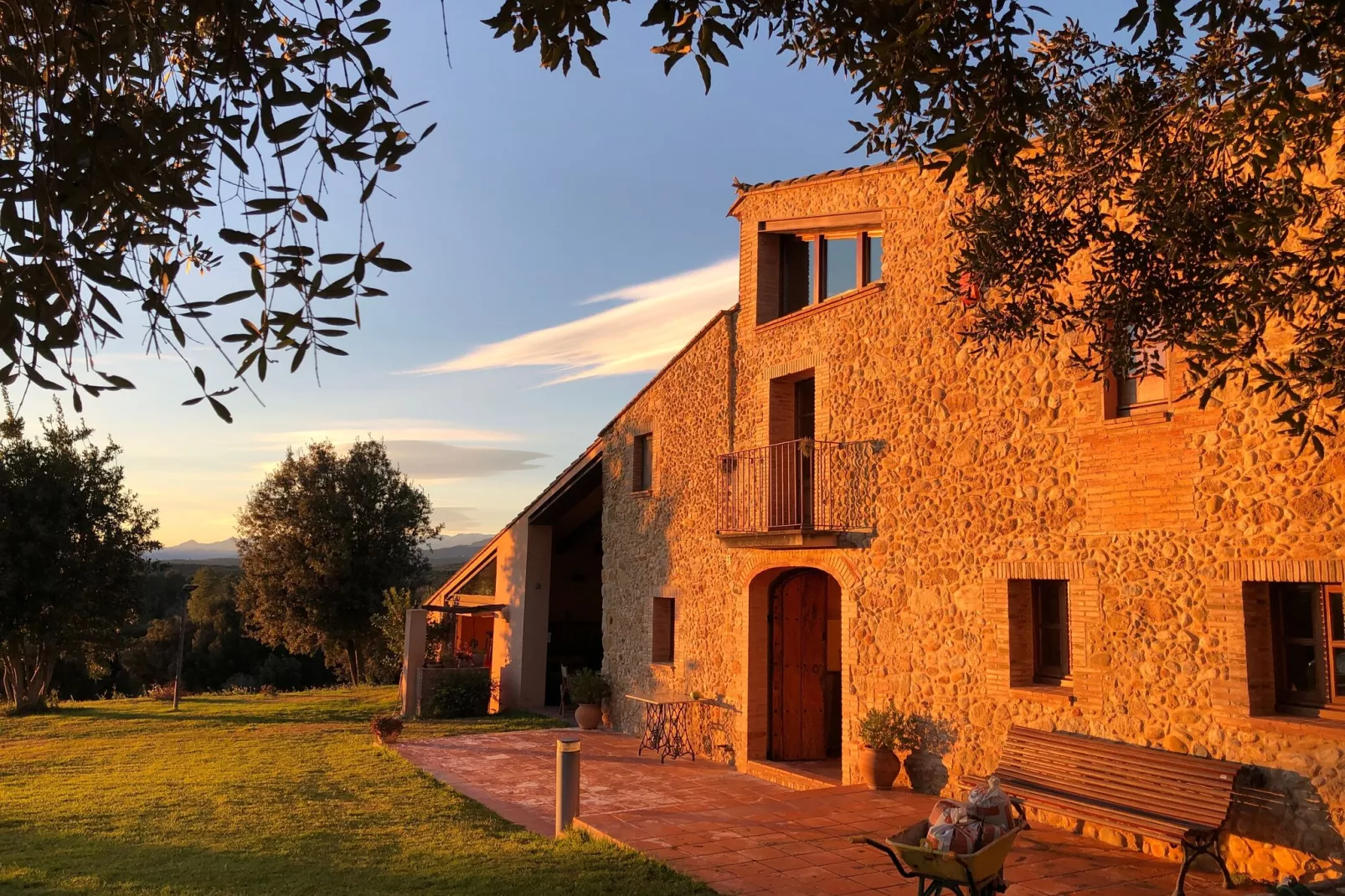 Masia Can Roca de Dalt-Exterior summer