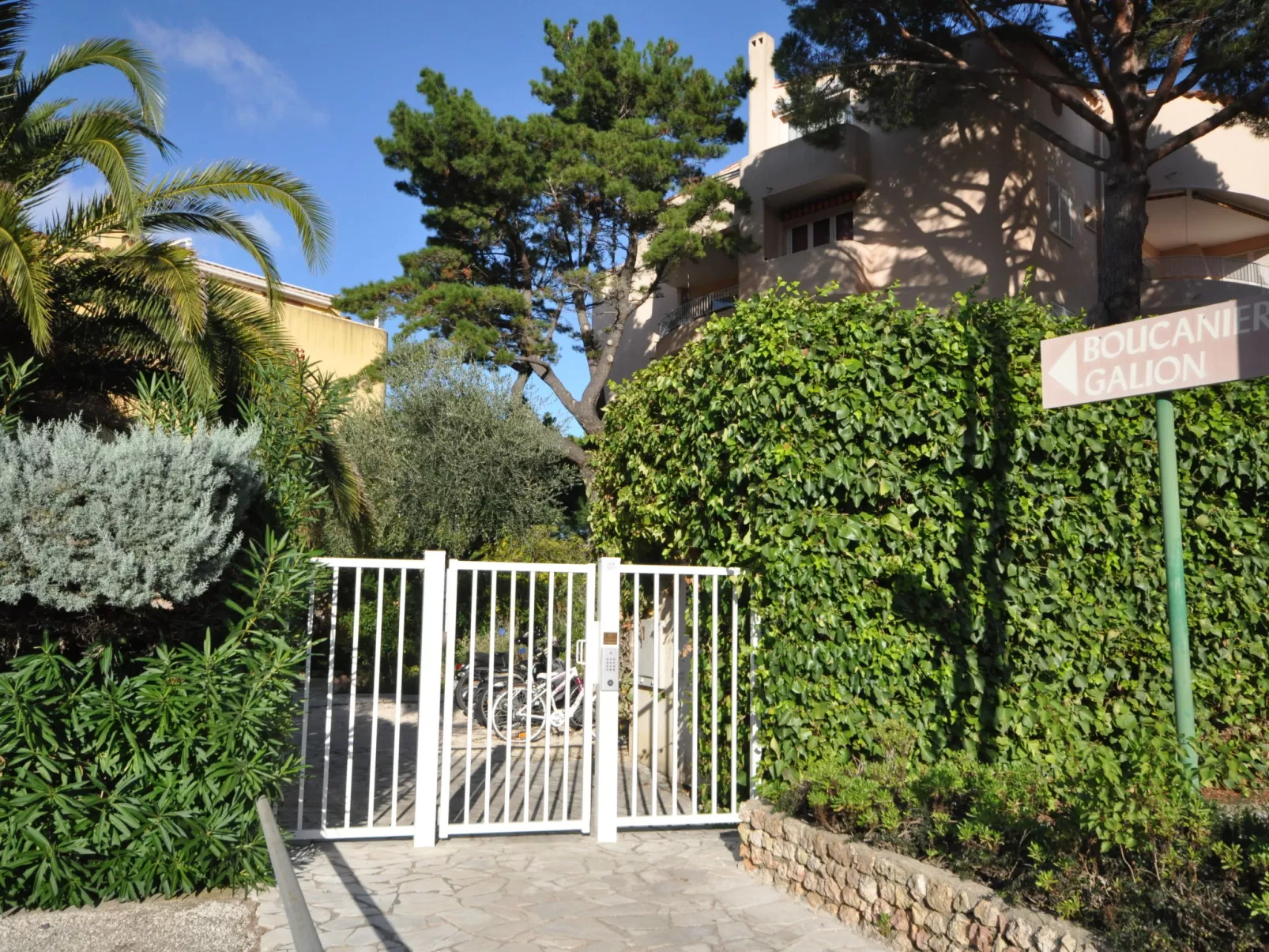 Porto di Mar-Outside