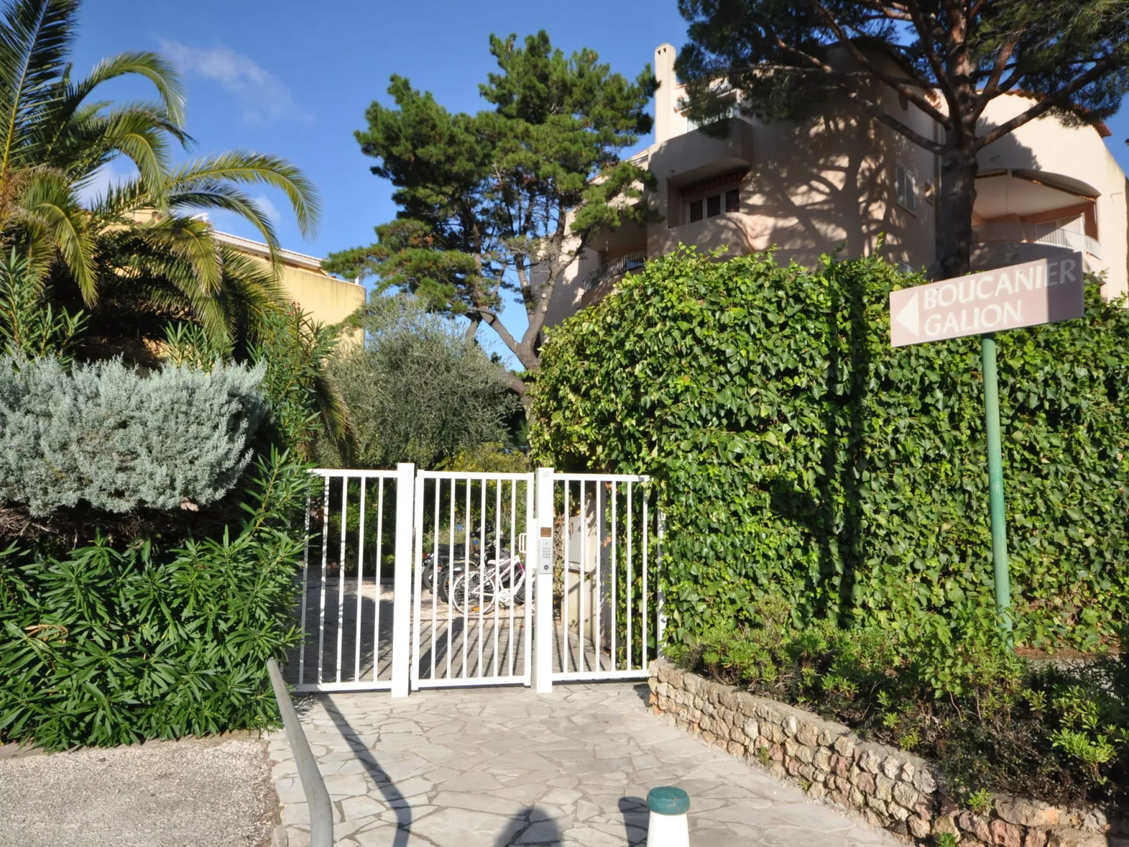Porto di Mar-Outside