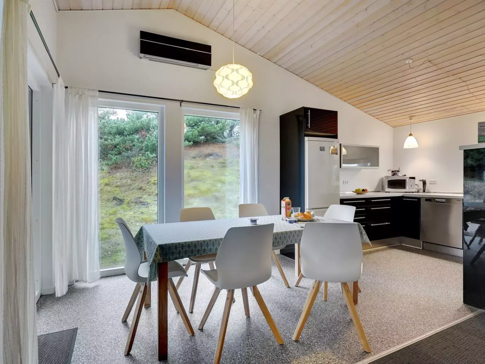 "France" - 1.1km from the sea-Inside