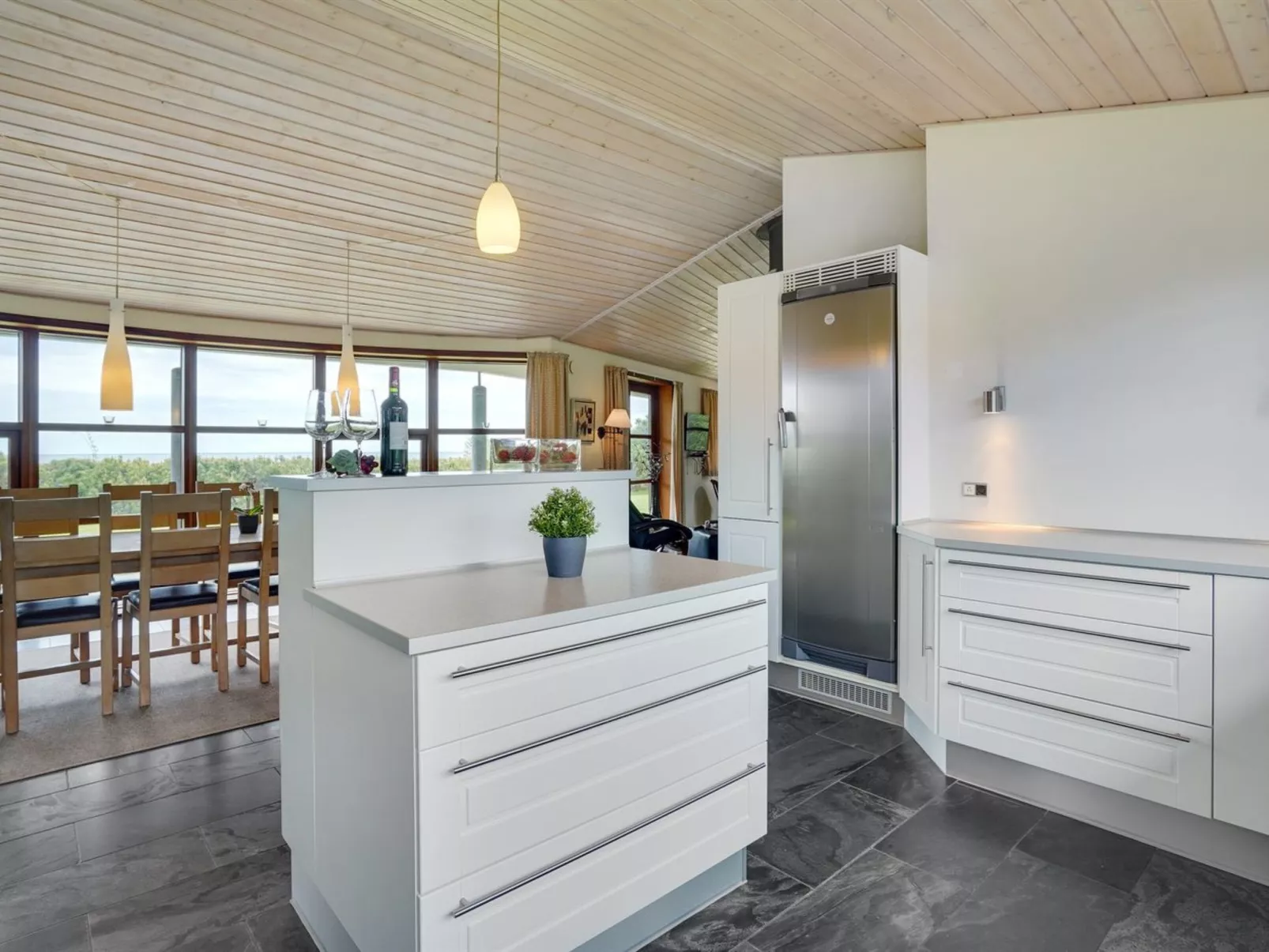 "Amundi" - 3.8km from the sea-Inside