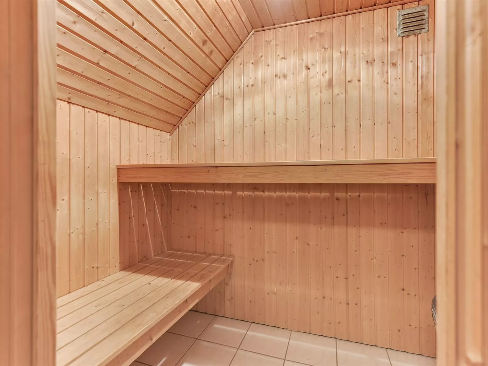 "Artan" - 2.6km from the sea-Inside