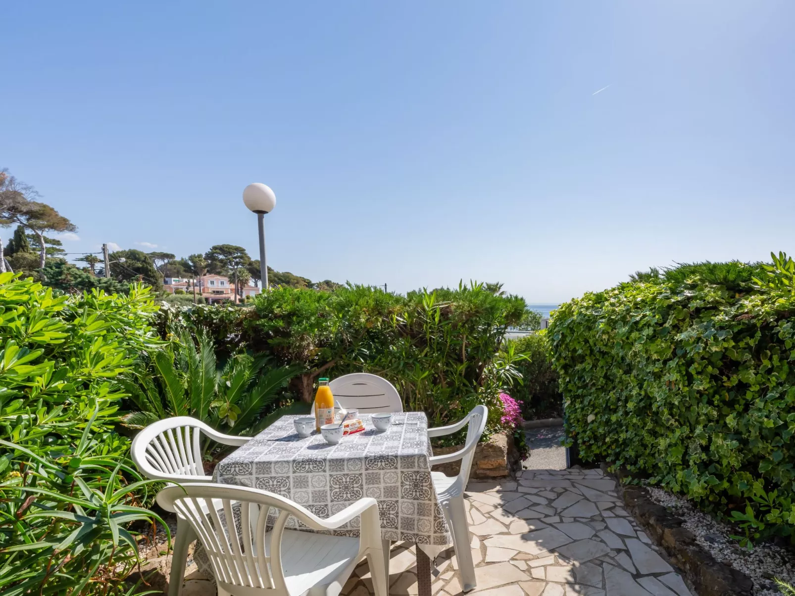 Le Front de Mer-Outside