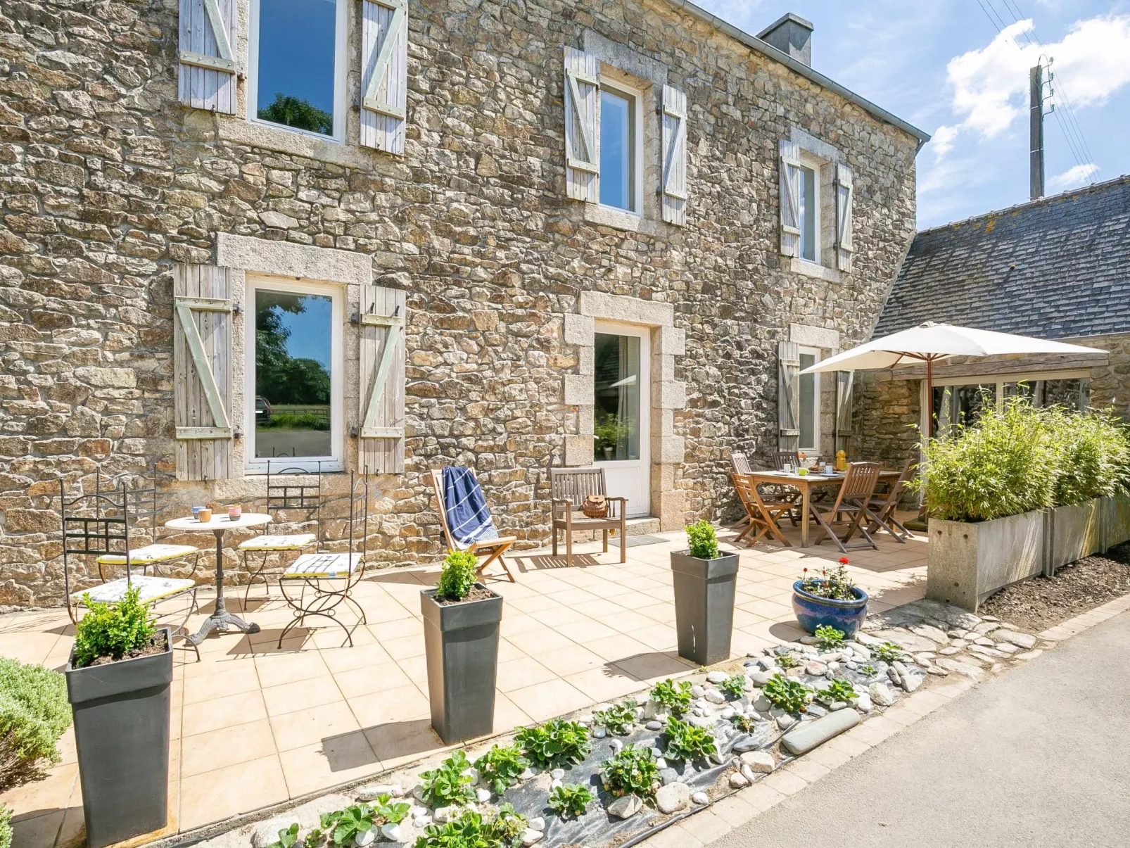 La Ferme-Outside
