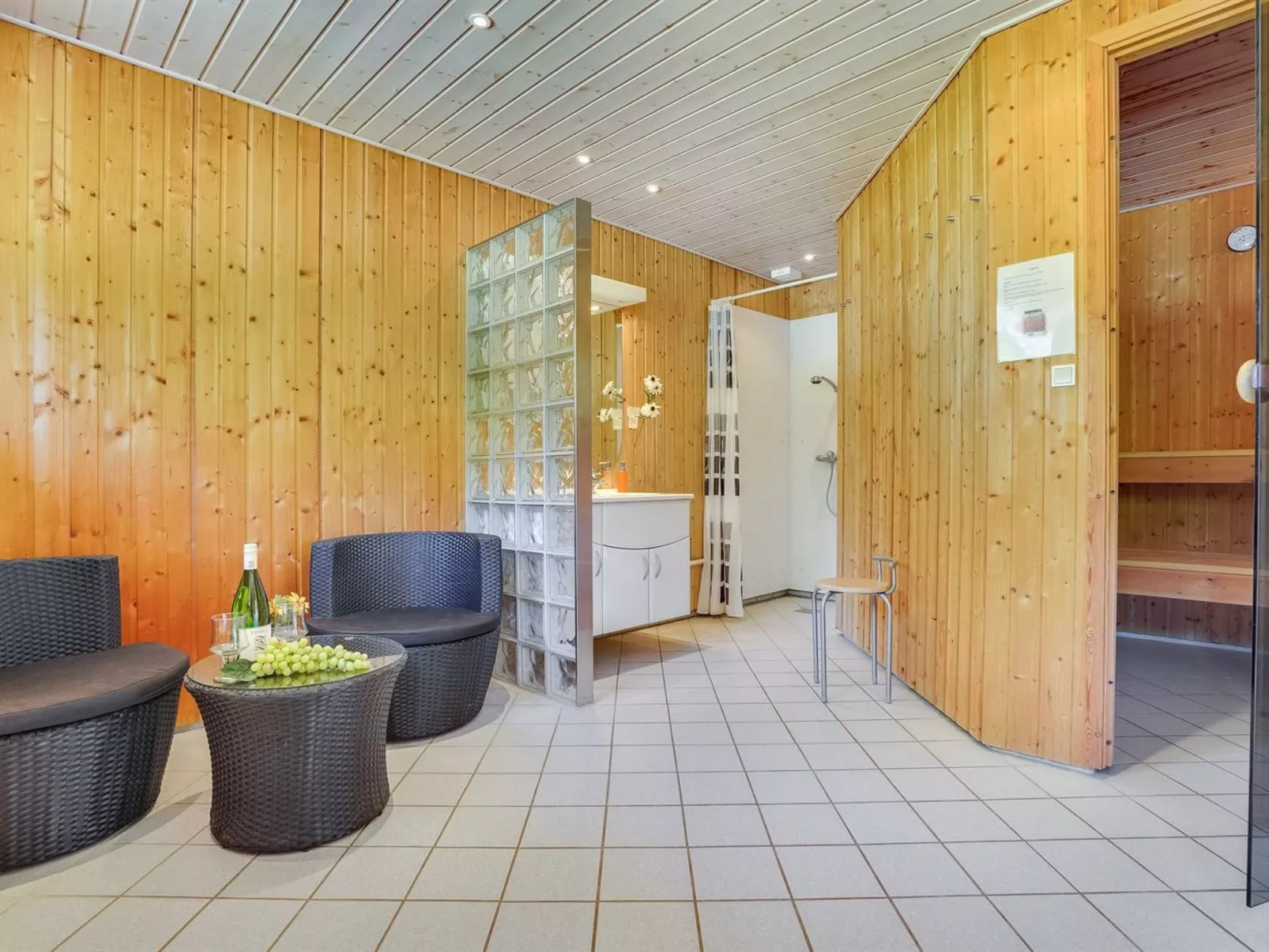 "Reidar" - 1km from the sea-Inside