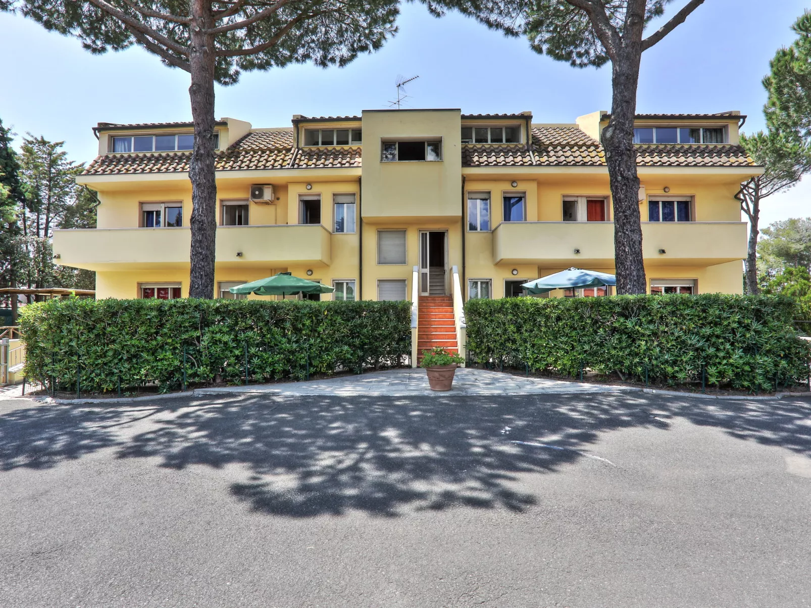 Riviera 1-Outside