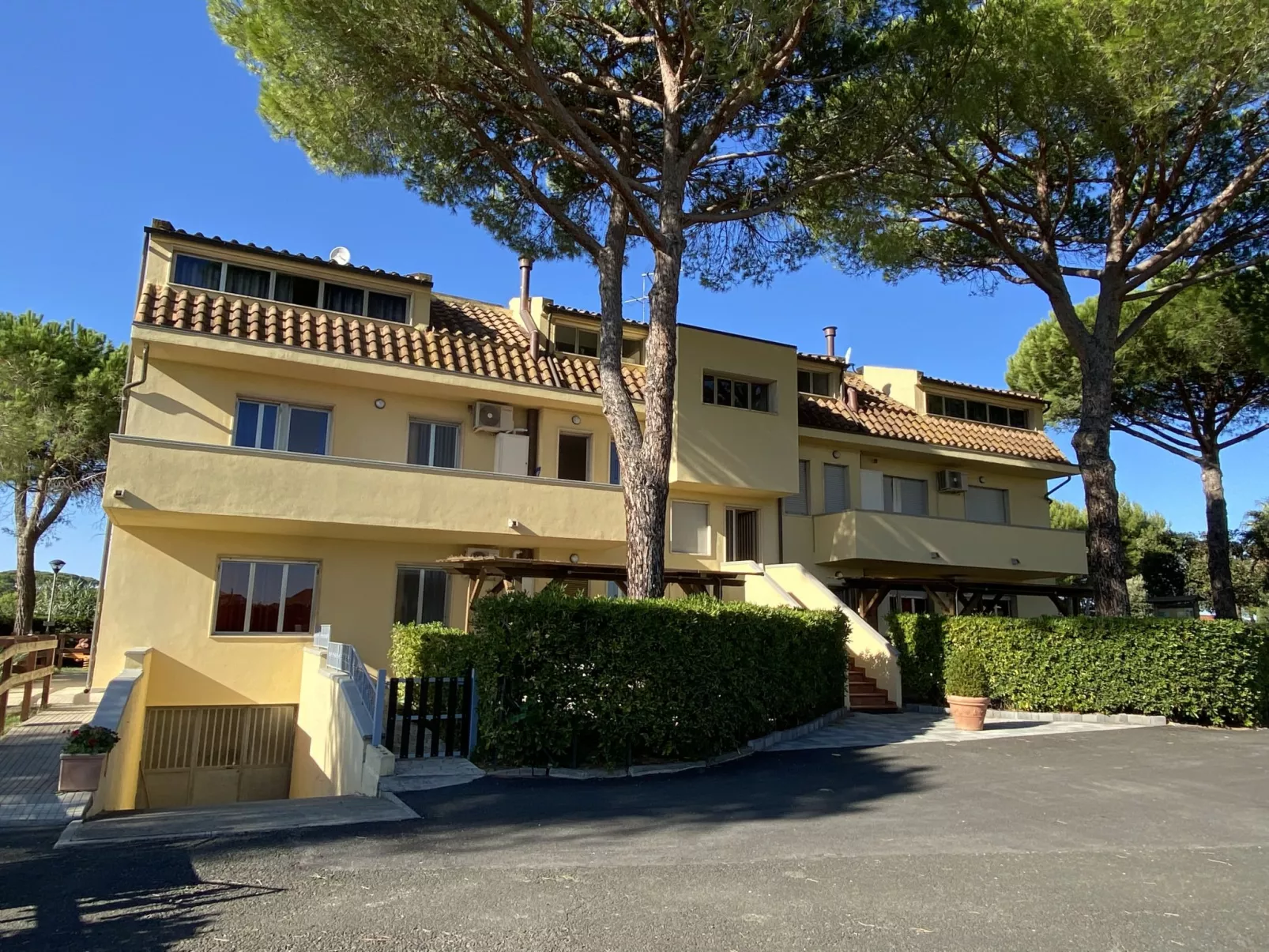 Riviera 1-Outside