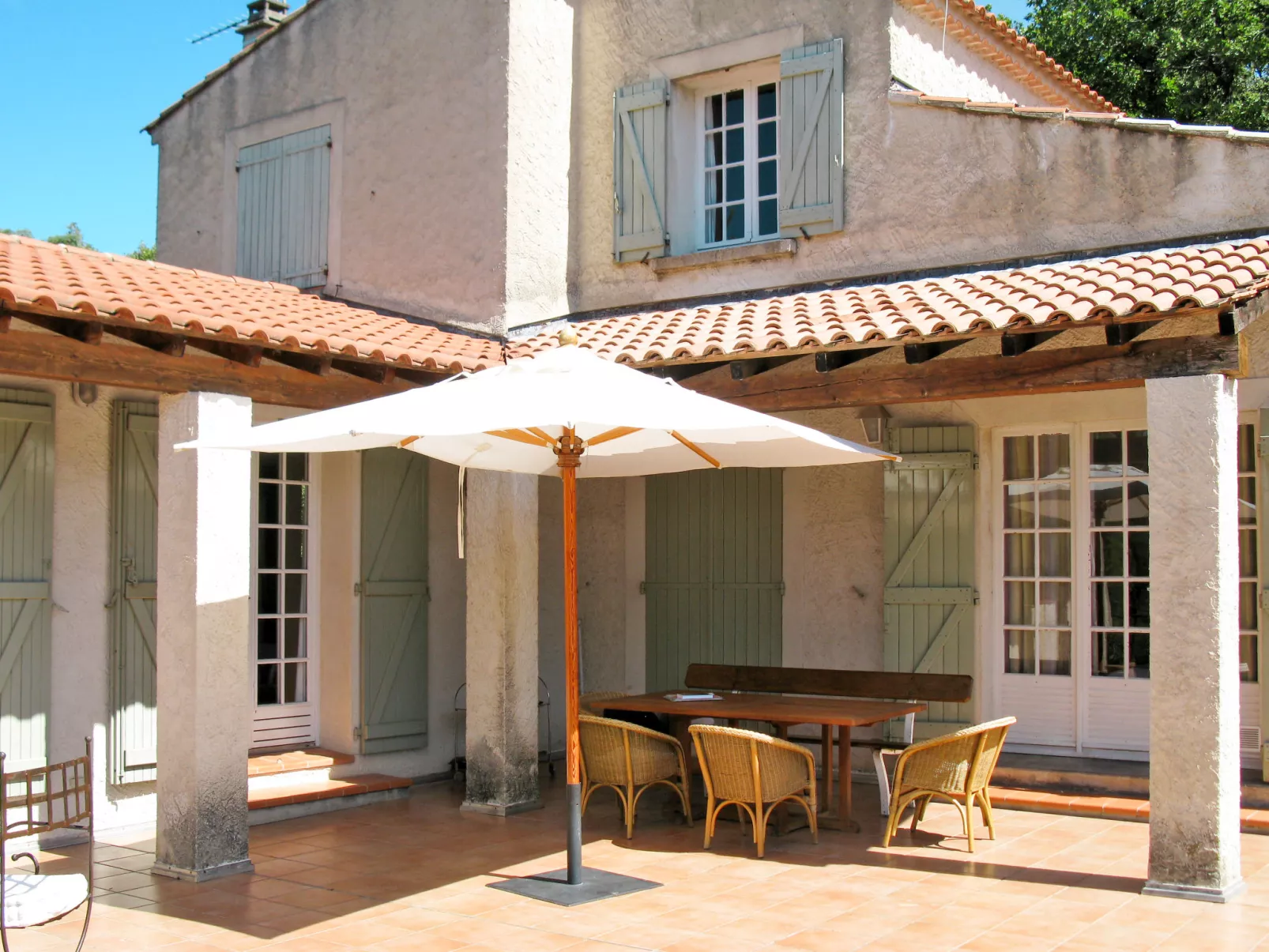 Breguieres-Outside