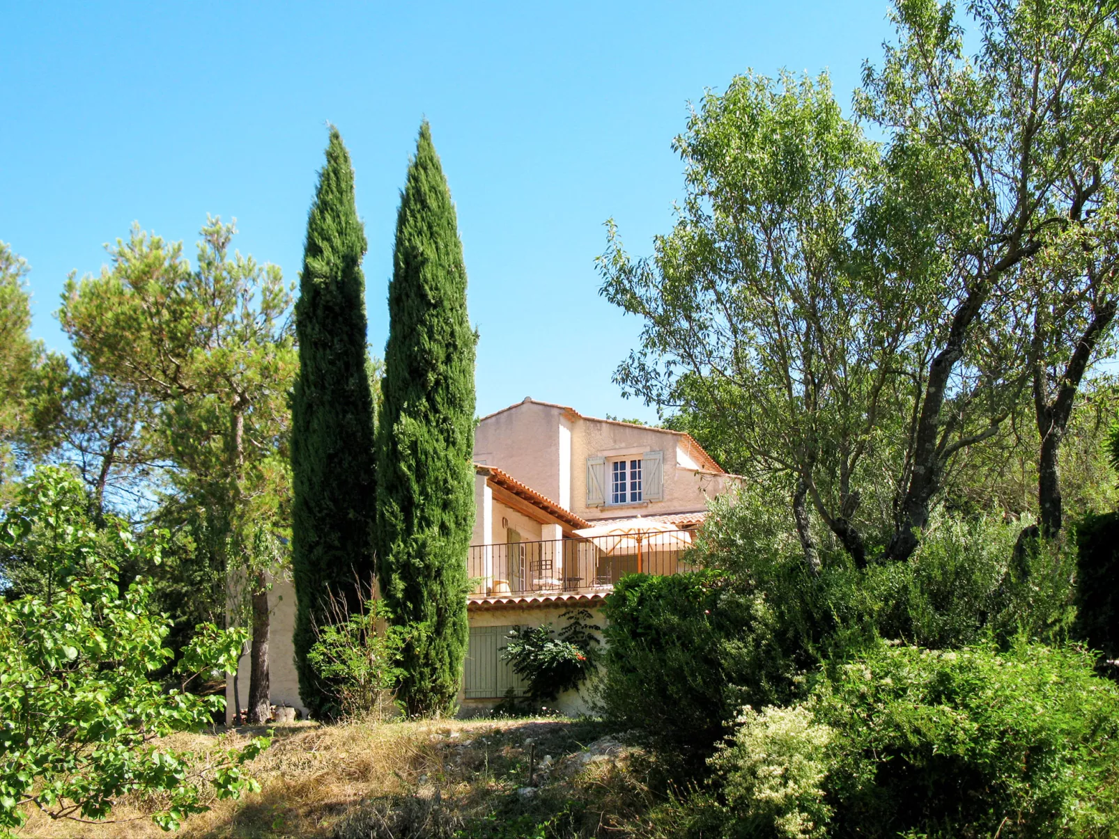 Breguieres-Outside