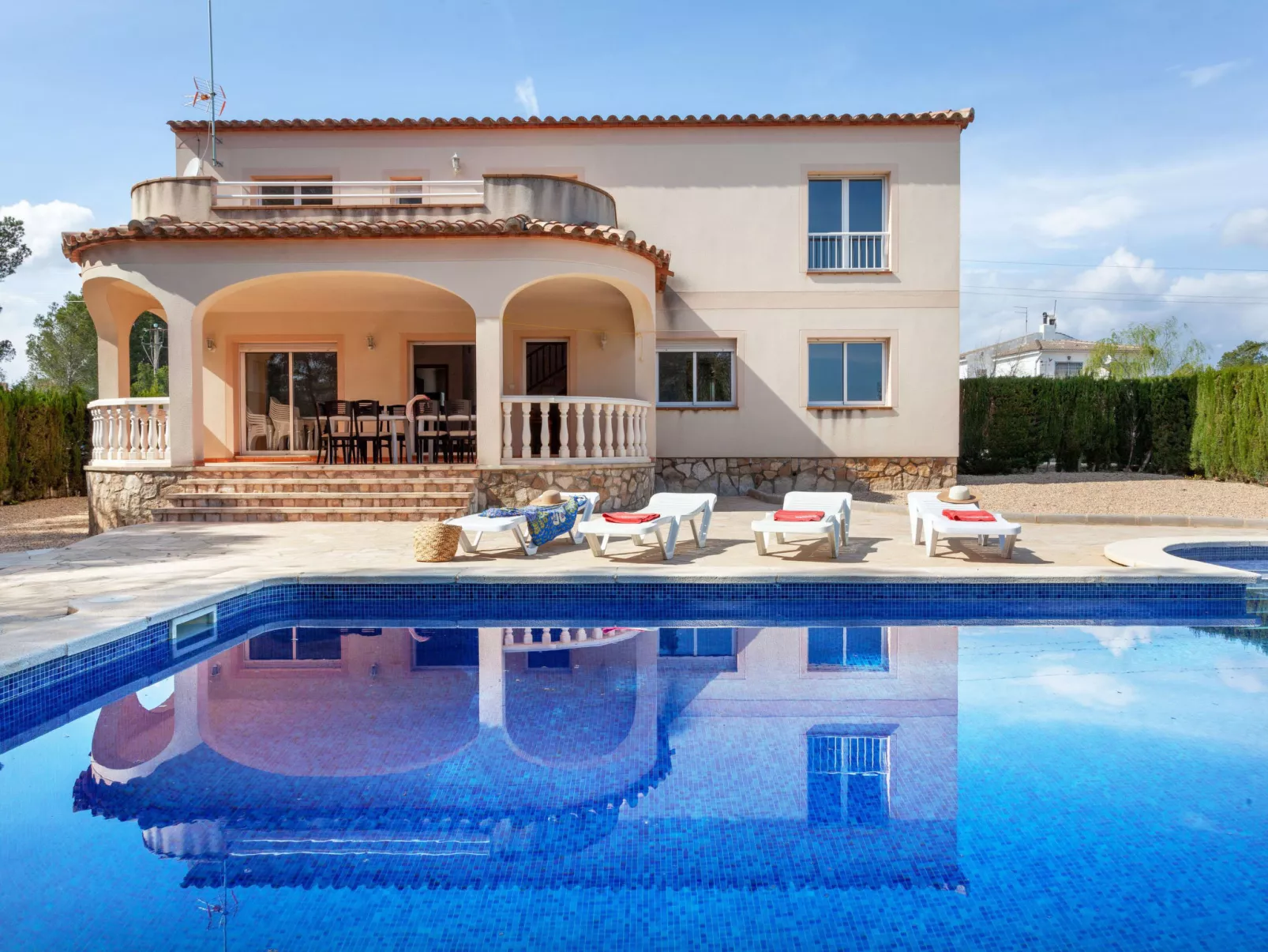 Villa Alguer-Outside