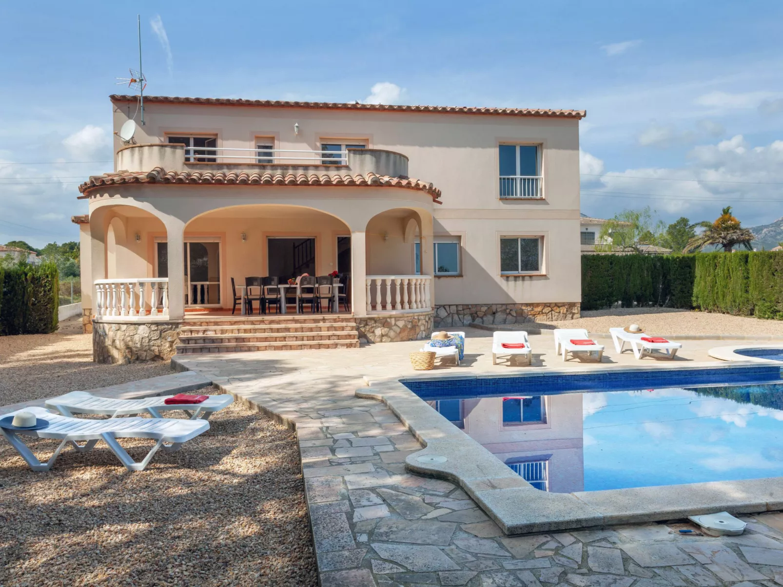 Villa Alguer-Outside